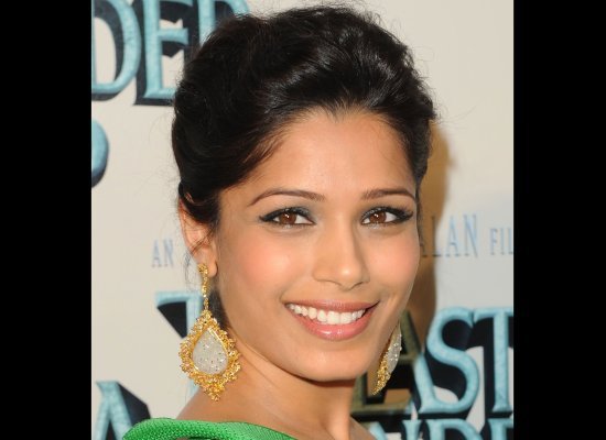 Freida Pinto green eye shadow