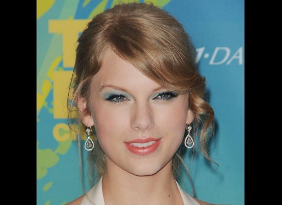 taylor swift green eye shadow