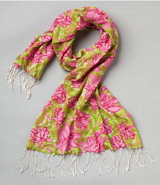how to wear a summer scarf 