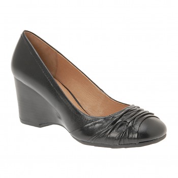 black round toe wedge pumps