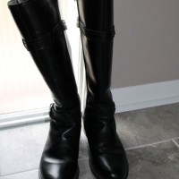 Black leather boots with crease.
